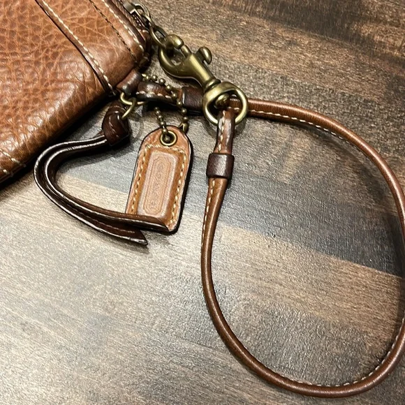Vintage authentic Coach mini leather wristlet - Picture 7 of 10